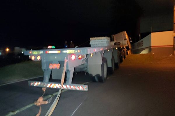 Após falha no freio, caminhão sai da pista e para as margens da rodovia BR-277