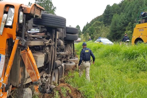 Motorista morre em grave acidente envolvendo uma carreta com óleo vegetal que tombou na BR-116