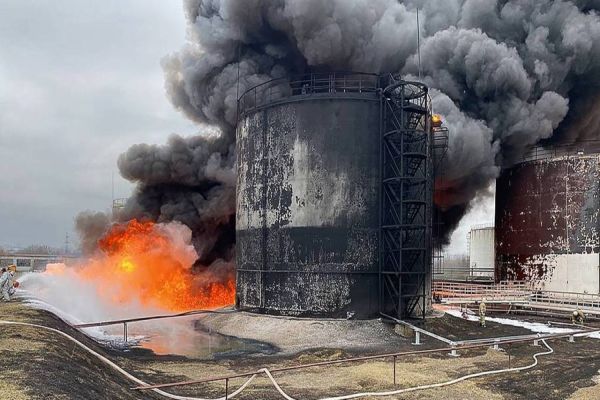Imagem referente a notícia: Ucrânia bombardeia depósito de petróleo na Rússia, afirma governo local