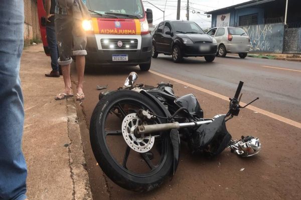 Imagem referente a notícia: Motociclista fica ferido após colidir contra poste de iluminação pública na Rua Ipanema
