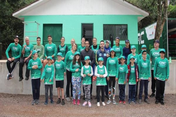 Equipe de iniciação esportiva do Clube de Regatas Cascavel recebe uniformes do Clube