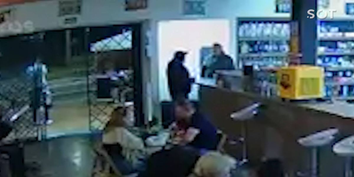 Ex-policiais civis discutem e um é morto com tiro na cabeça em bar; eles eram primos