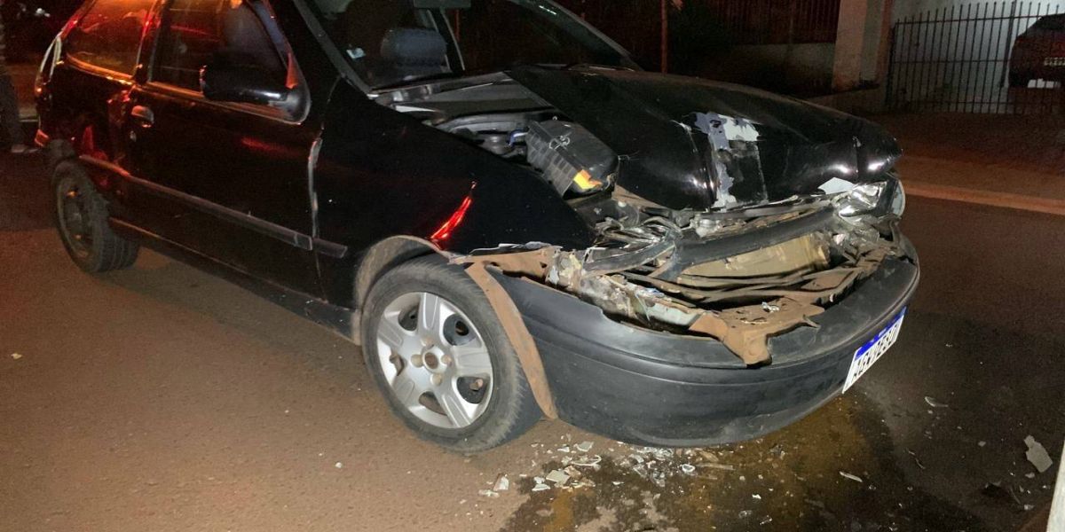 Homem fica ferido após colidir Palio em caminhão estacionado na Rua Florêncio Galafassi