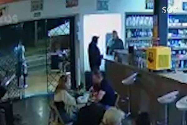 Imagem referente a notícia: Ex-policiais civis discutem e um é morto com tiro na cabeça em bar; eles eram primos