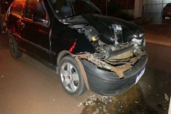 Imagem referente a notícia: Homem fica ferido após colidir Palio em caminhão estacionado na Rua Florêncio Galafassi