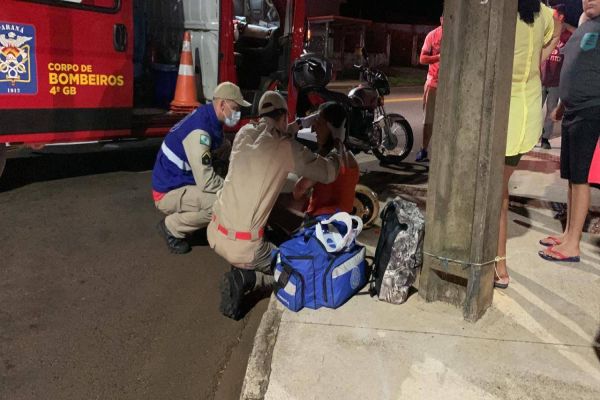Imagem referente a notícia: Mulher fica ferida após colisão entre carro e moto na Rua Altemar Dutra