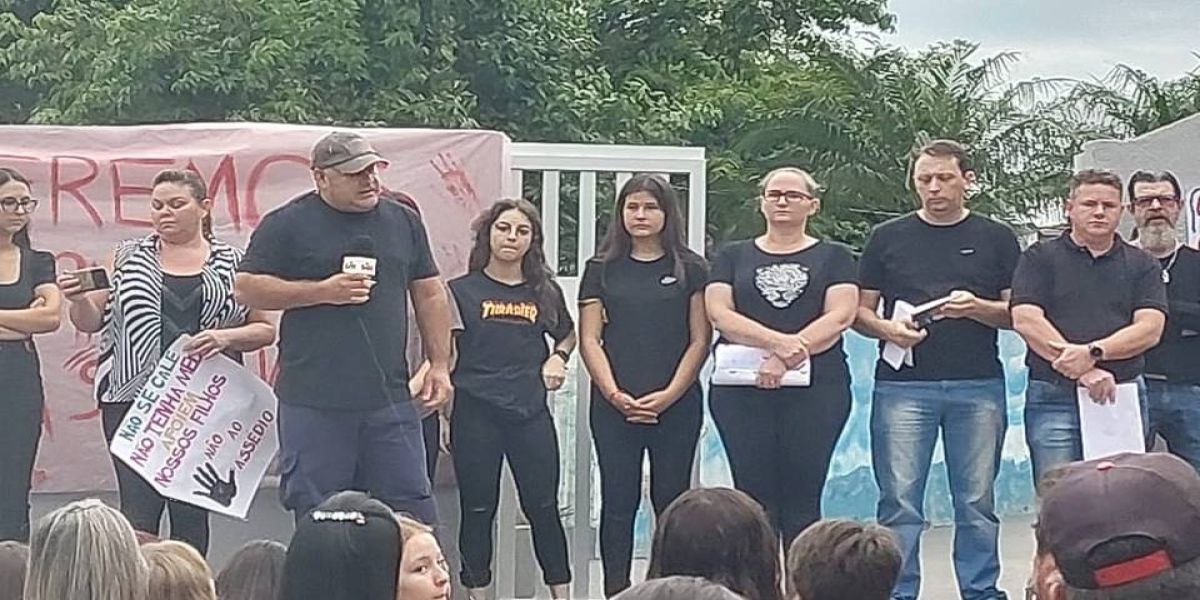 Após denúncia de assedio, Pais e alunos fazem manifesto em frente a colégio estadual em Capitão