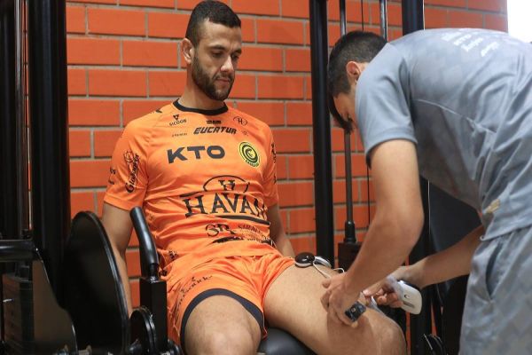 Após fratura, goleiro Douglas tem rápida recuperação e inicia preparação para voltar aos gramados
