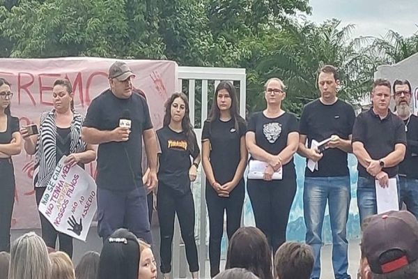 Imagem referente a notícia: Após denúncia de assedio, Pais e alunos fazem manifesto em frente a colégio estadual em Capitão