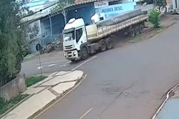 Imagem referente a notícia: Câmera de segurança registra caminhão desgovernado no Bairro Cataratas