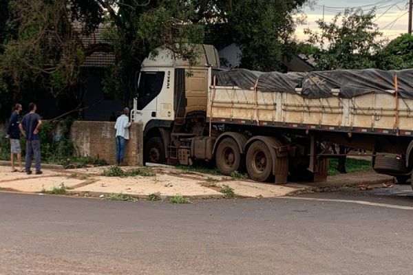 Imagem referente a notícia: Caminhão desgovernado destrói portão de comércio e quase invade residência no Bairro Cataratas
