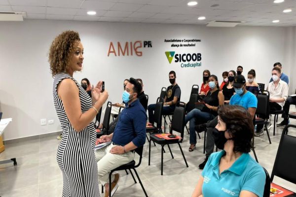 Novas turmas iniciam capacitação gratuita na AMIC PR