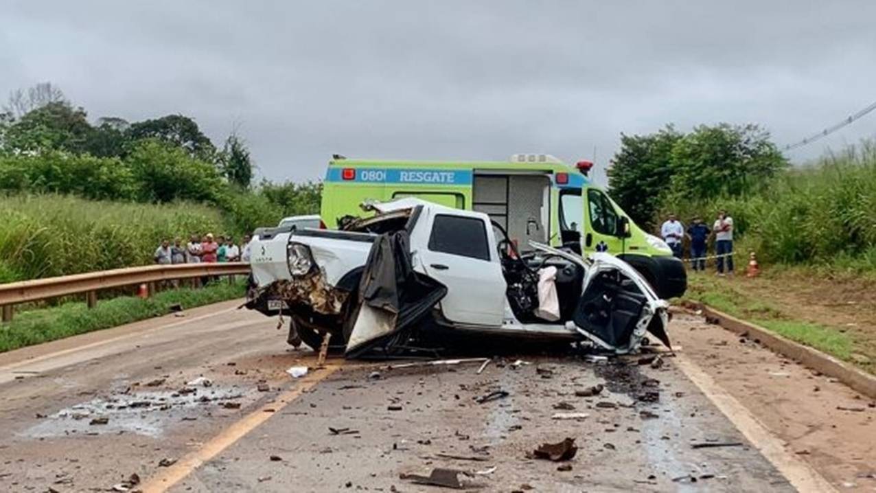 Garota de 17 anos pega carro escondido dos pais e morre em acidente