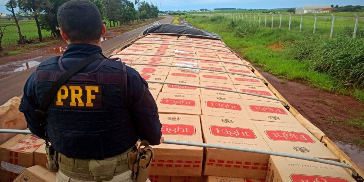 PRF apreende quase meio milhão de maços de cigarros no Paraná