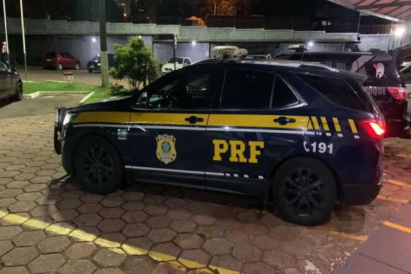 Imagem referente a notícia: Homem com mandado  em aberto por homicídio é detido pela PRF na BR-277 no viaduto da Petrocon