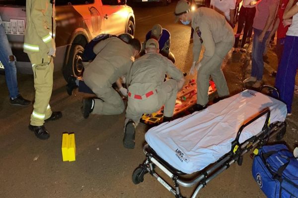 Imagem referente a notícia: Idosa fica ferida após ser atropelada por carro na Rua Ari Barroso