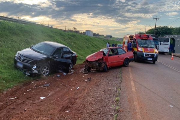 Imagem referente a notícia: Veículos ficam destruídos em colisão de trânsito na marginal da BR-467