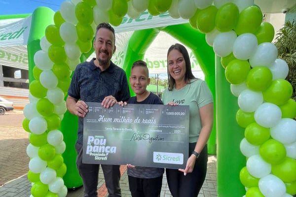Sicredi reforça parceria com associado em campanha que incentiva hábito de poupar