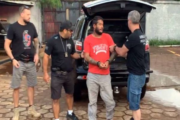 Imagem referente a notícia: Acusado de feminicídio e triplo homicídio chega à Delegacia da Polícia Civil em Cascavel