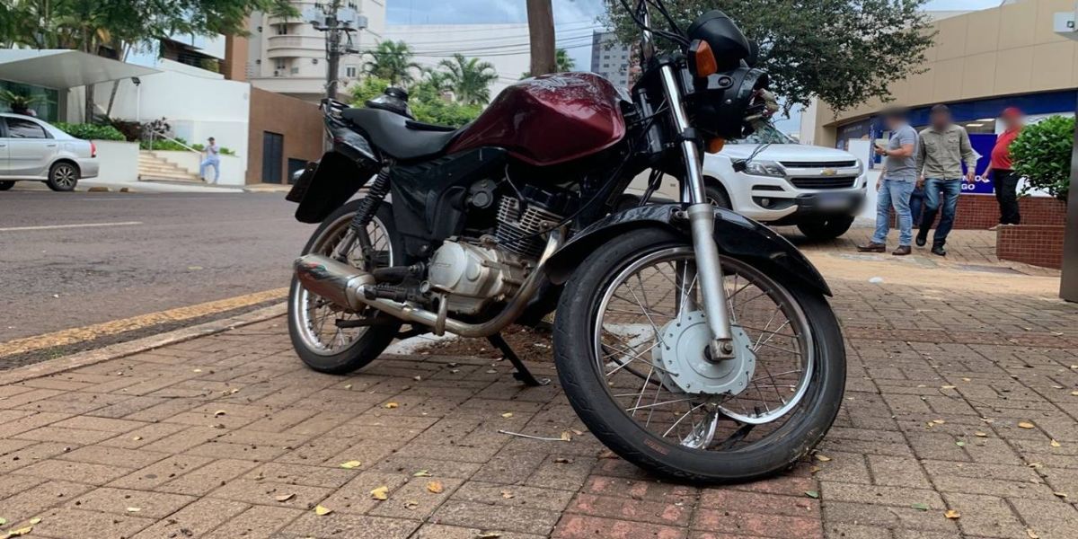 Jovem de 22 anos fica ferido após colisão de trânsito na Rua Minas Gerais