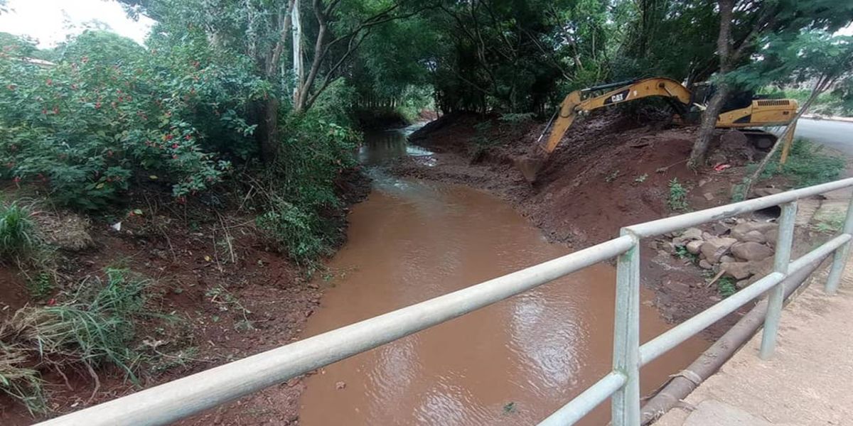 Leito do Rio Quati passa por desassoreamento no Bairro 14 de novembro