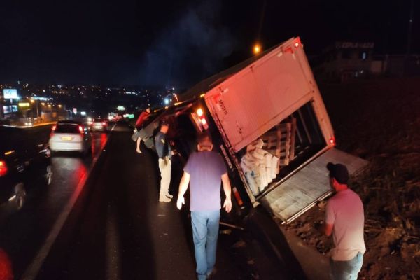 Imagem referente a notícia: PRF atente tombamento de caminhão truck na BR-277 em Cascavel