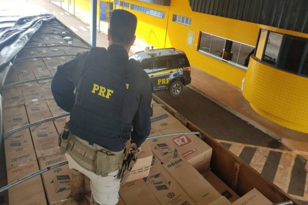 PRF apreende quase 500 mil maços de cigarros em caminhão roubado
