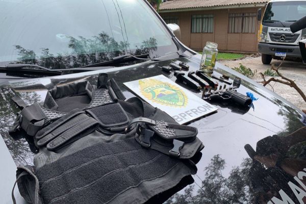 Imagem referente a notícia: Bandidos que assaltaram casa, trocam de tiros com a Polícia Militar no Jardim Veneza