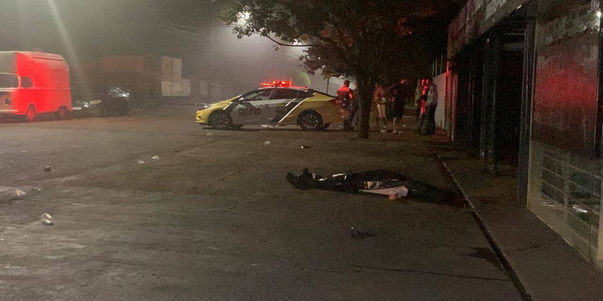 Homem é morto a tiros, atropelamento e homem esfaqueado após briga em comércio no Jardim Alvorada