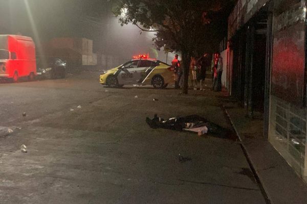 Imagem referente a notícia: Homem é morto a tiros, atropelamento e homem esfaqueado após briga em comércio no Jardim Alvorada