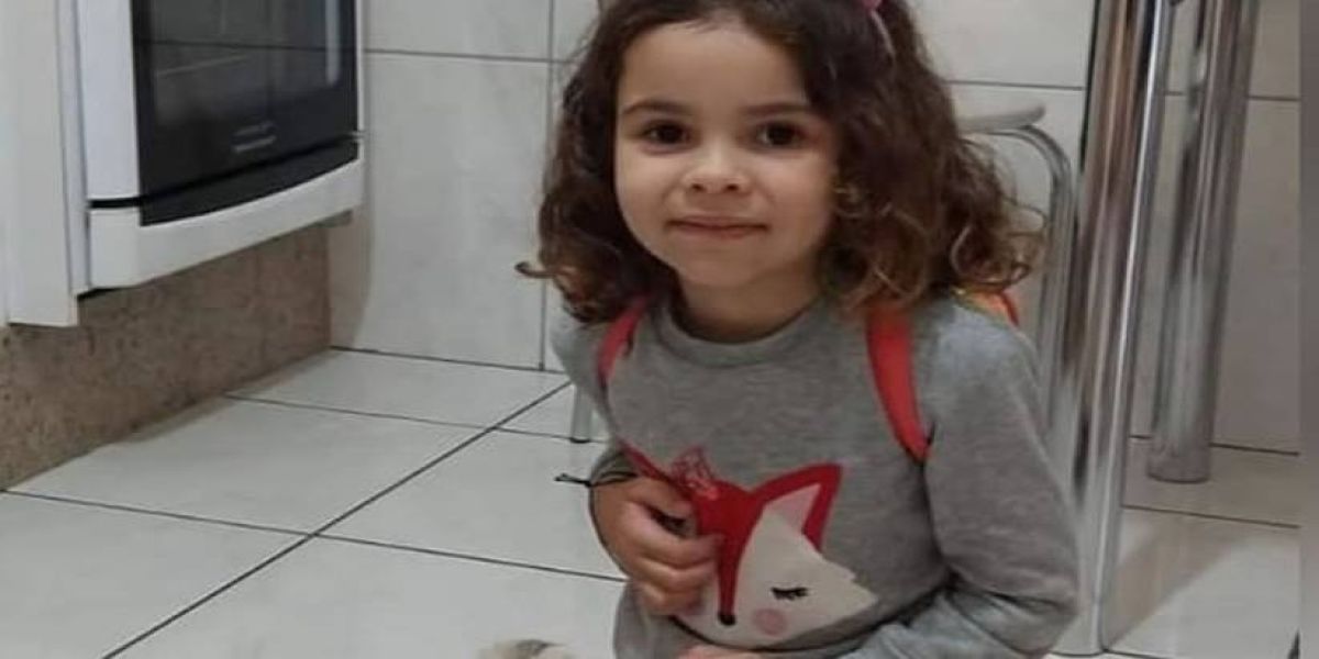 Criança morre ao cair do 4º andar de prédio; Responsáveis teriam ido ao mercado