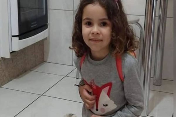 Criança morre ao cair do 4º andar de prédio; Responsáveis teriam ido ao mercado