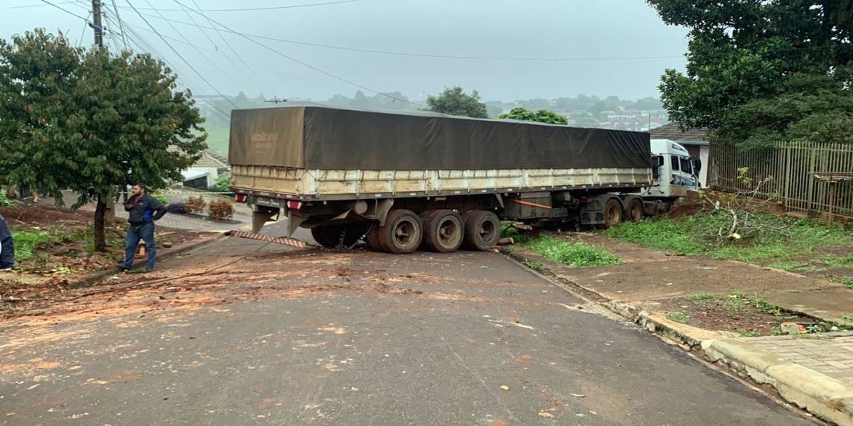Carreta desgovernada atinge casas no Bairro Morumbi em Cascavel