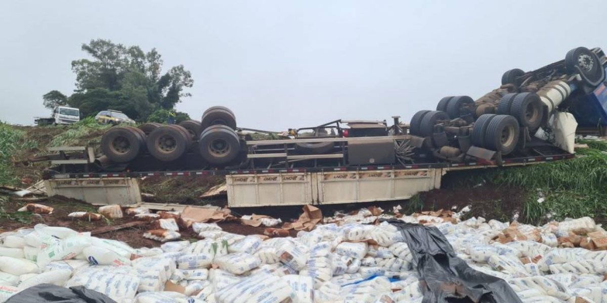 Carreta tomba na BR369 próximo ao distrito de Nossa Senhora da Penha em Corbélia