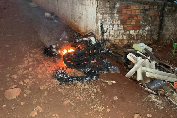 Imagem referente a notícia: Motocicleta utilizada no homicídio da Av. Piquiri é encontrada em chamas em Espigão Azul