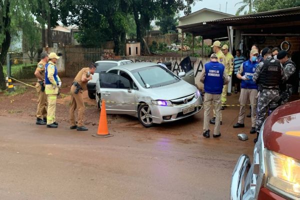 Imagem referente a notícia: Homem é executado dentro de veículo na Avenida Piquiri em Cascavel