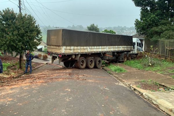 Imagem referente a notícia: Carreta desgovernada atinge casas no Bairro Morumbi em Cascavel