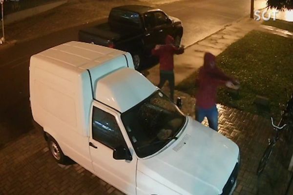 Imagem referente a notícia: Bandidos armados roubam caminhonete Amarok em comercio no Bairro São Cristóvão