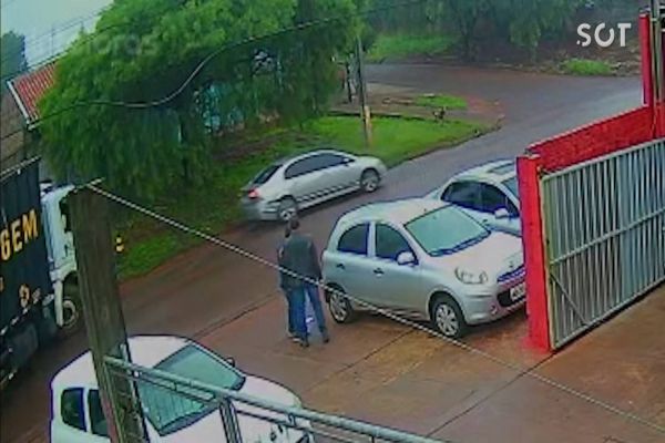 Imagem referente a notícia: Câmera de segurança registra carro descendo a Av. Piquiri após ser alvejado por disparos