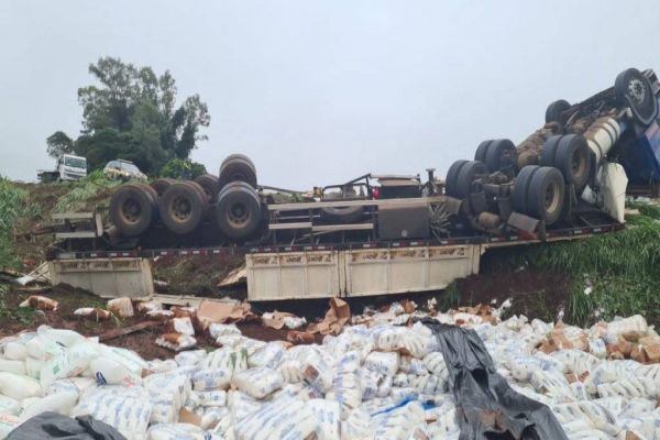 Carreta tomba na BR369 próximo ao distrito de Nossa Senhora da Penha em Corbélia