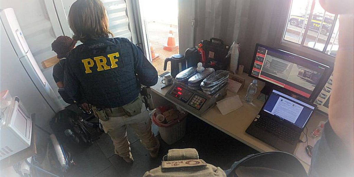 Com droga escondida junto ao corpo, mulher é presa pela PRF durante fiscalização em ônibus