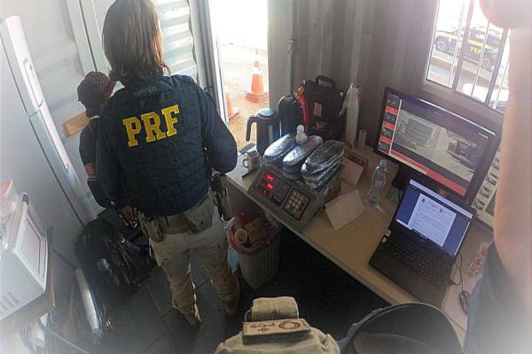 Imagem referente a notícia: Com droga escondida junto ao corpo, mulher é presa pela PRF durante fiscalização em ônibus