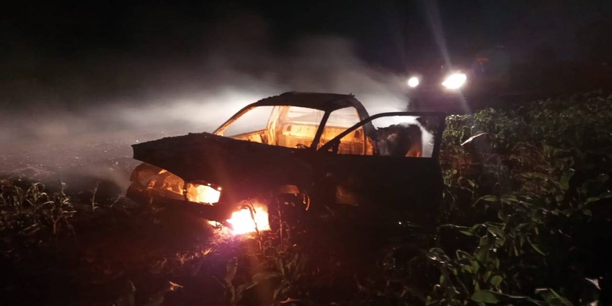 Courier pega fogo após saída de pista na PR-239; Condutor conseguiu espaçar com ferimentos leves