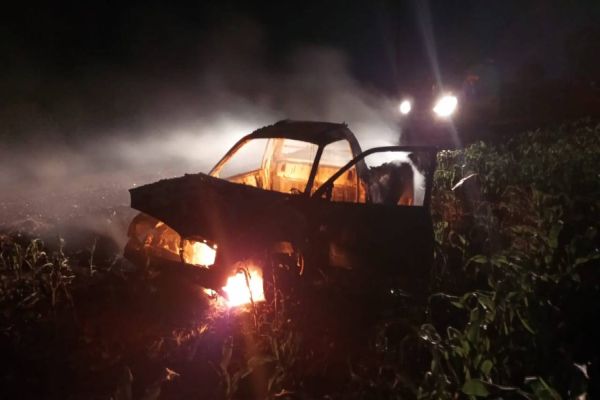 Courier pega fogo após saída de pista na PR-239; Condutor conseguiu espaçar com ferimentos leves