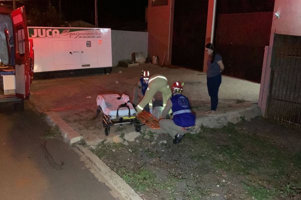 Imagem referente a notícia: Motociclista é fechado por carro no Bairro São Cristóvão; Tenta ir para casa, mas cai de moto