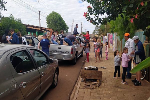 Grupo de Amigos e Militares da UPS Universitário realizam entrega de doces no Jardim Veneza