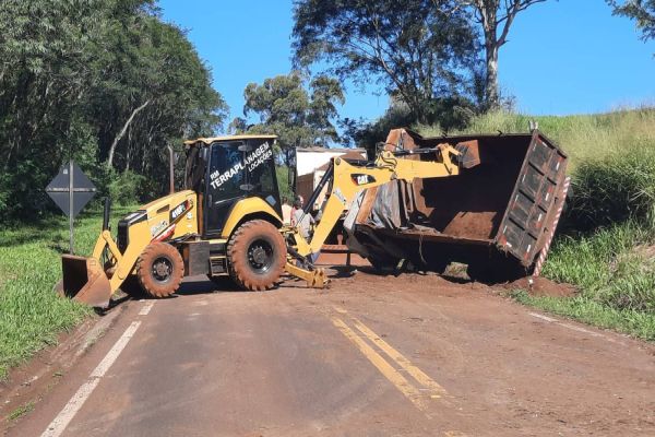 Caminhão caçamba tomba na PR-180 em Cascavel