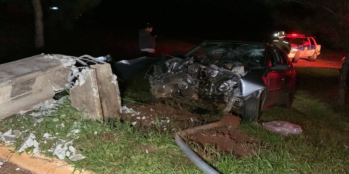 Jovens ficam feridos após carro colidir contra poste de alta tensão na Av. Rocha Pombo