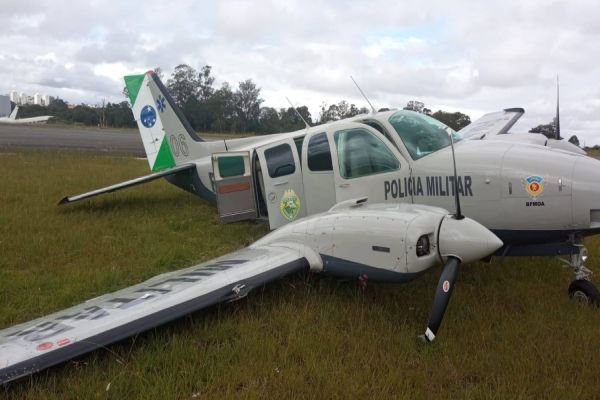 Avião com comandante geral da PM-PR que estava em Guarapuava tem problemas no pouso