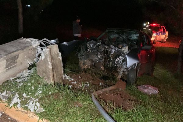 Imagem referente a notícia: Jovens ficam feridos após carro colidir contra poste de alta tensão na Av. Rocha Pombo